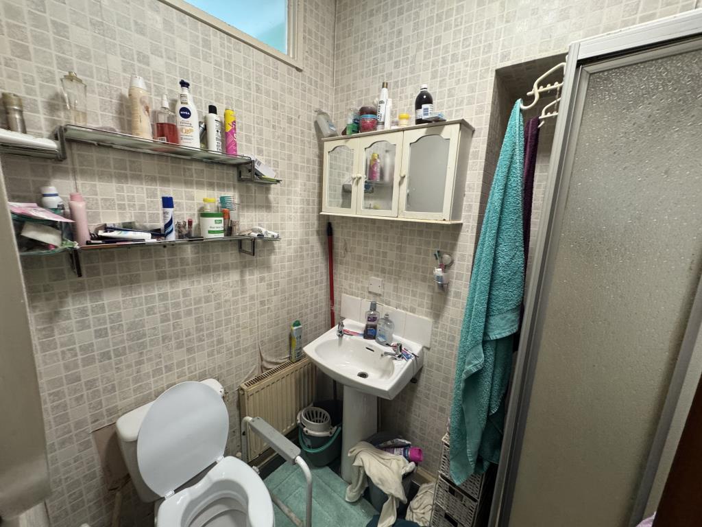 Lot: 14 - RESIDENTIAL INVESTMENT OPPORTUNITY - Shower Room